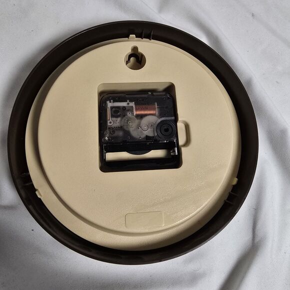 Caravelle by Bulova Wall Clock 1970s Vintage Beige & Brown Gold 7" Retro Prop - Picture 5 of 5